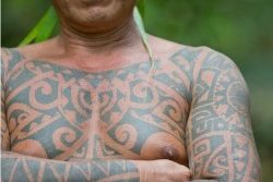 I tatuaggi polinesiani raccontano la storia di un popolo intero